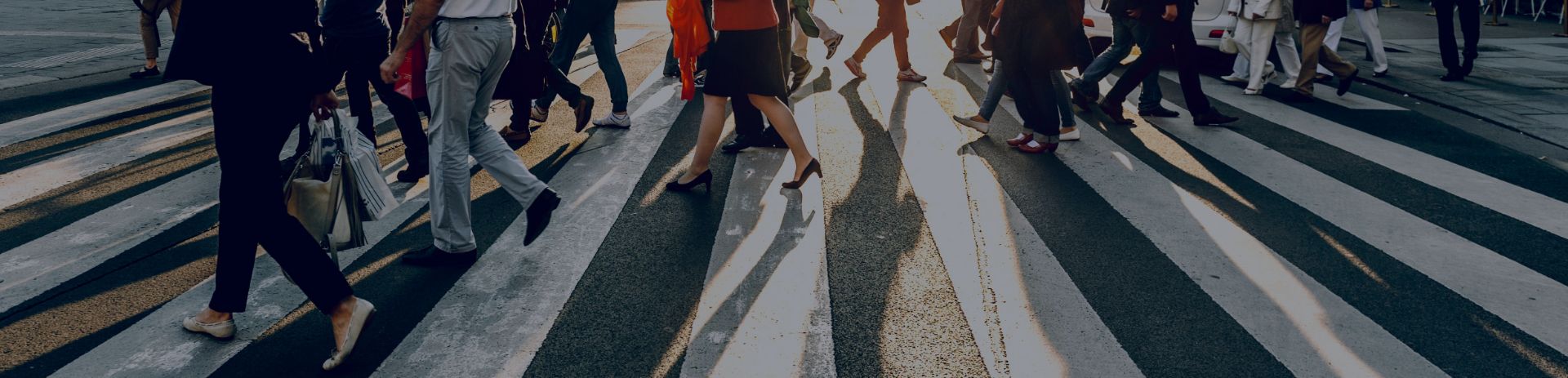 街を歩く人たちの写真