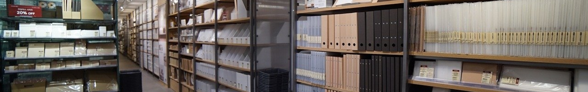 デスクで仕事をする男性の写真